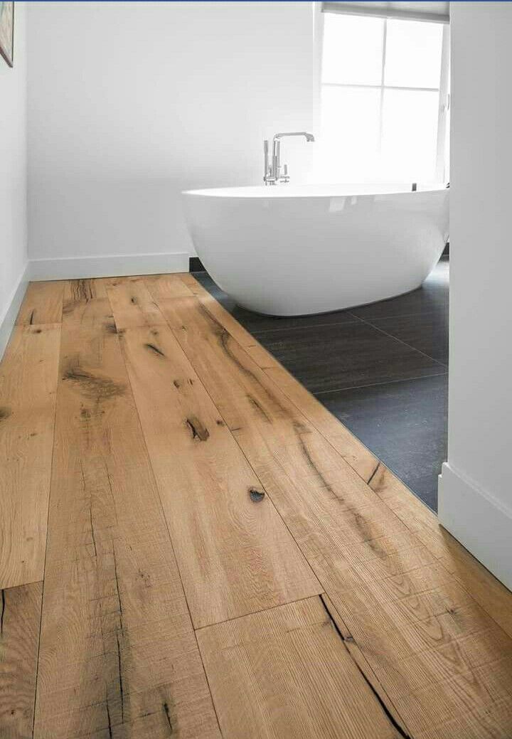 Piastrelle e parquet in bagno