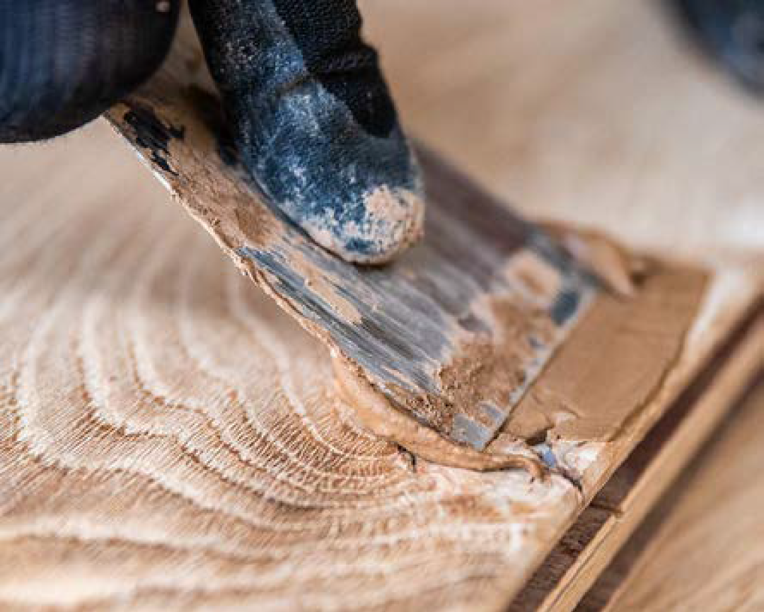 Stuccatura del pavimento in parquet