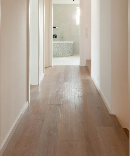 parquet rovere naturale piallato con spaccature maxiplancia tono su tono 01