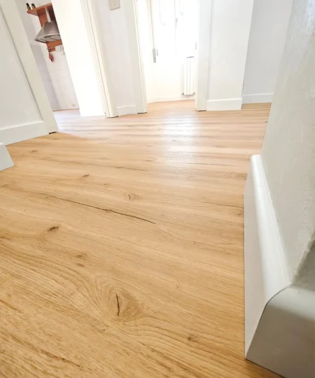 pavimento spc maxiplancia naturale-mielato con nodi e spaccature tappetino integrato 01